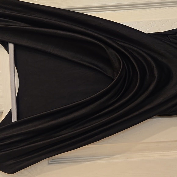 Elegant Black Sleeveless Dress - Picture 4 of 5